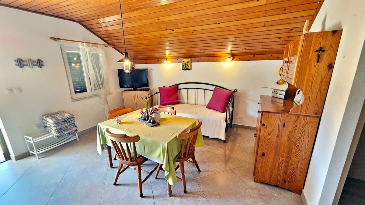 Samostojna hiša v Okrugu Donjem/Čiovo na izjemni lokaciji, drugi vrsti od morja